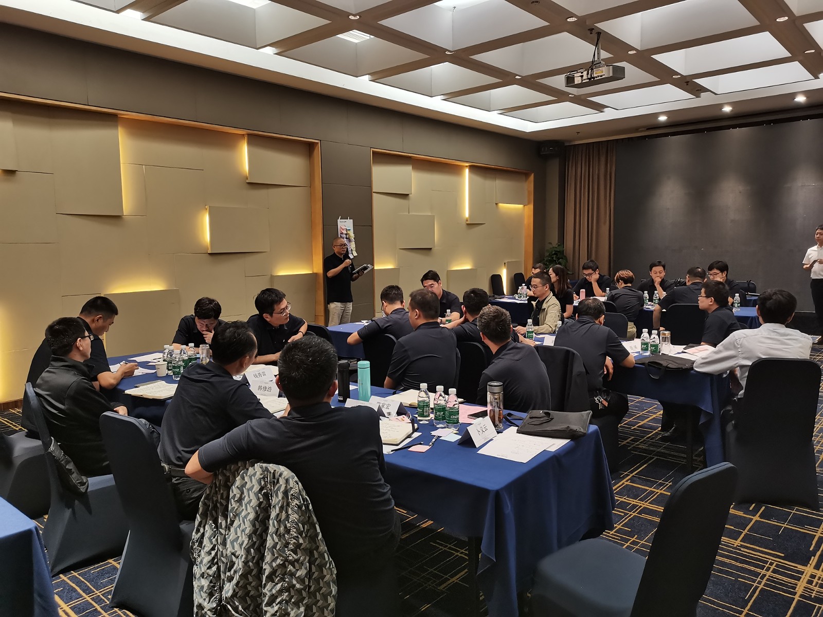 12-2、交流研讨二.jpg 12-2、交流研讨二.jpg