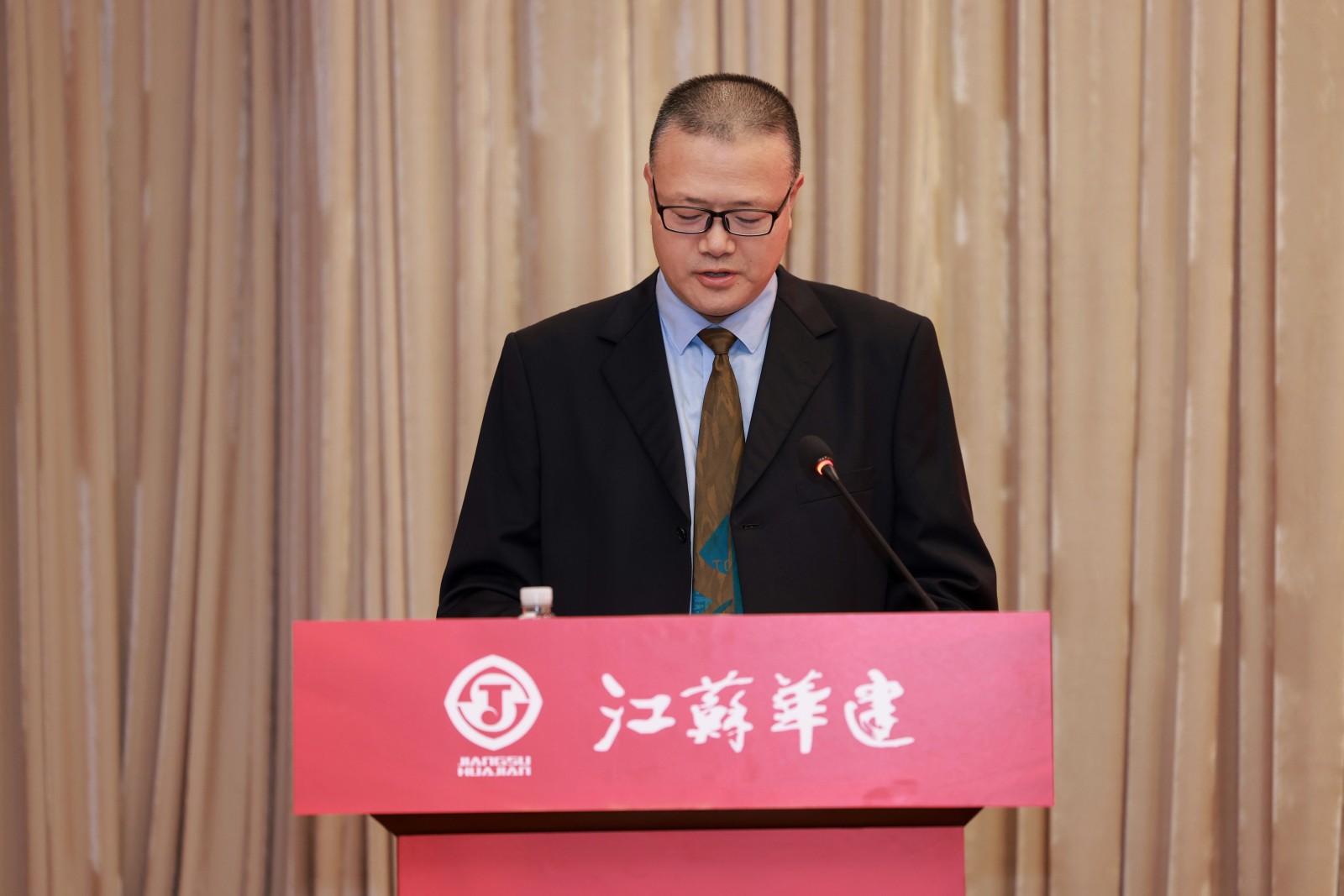施卫东.jpg 施卫东.jpg
